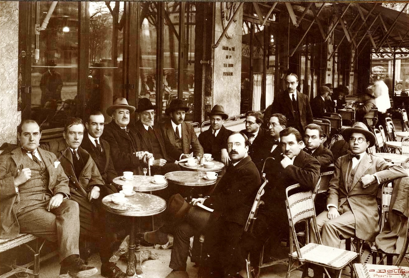 Tertulia parisina en el Café La Rotonde. En el centro de la imagen aparecen Valle-Inclán y a su lado, con bigote, Corpus Barga.